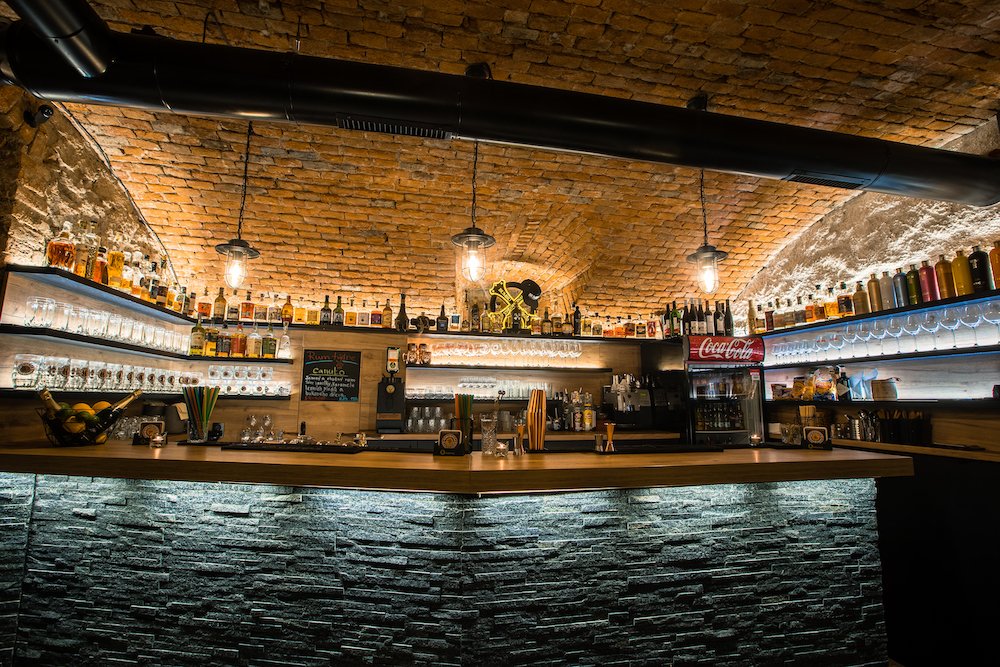 Pivní a rumový bar Sklípek
